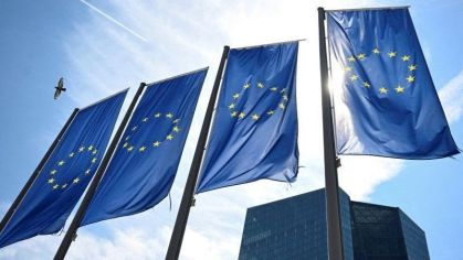 Bandeiras da União Europeia na sede do Banco Central Europeu em Frankfurt