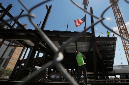 Trabalhadores atuam na construção de um prédio em Boston