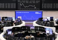 Bolsas da Europa operam em alta, com reação pacífica à queda do premiê da França