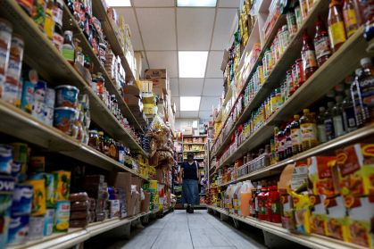 Mulher faz compras em mercado em Washington, EUA