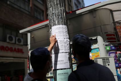 Pessoas olham avisos de vagas de emprego no centro de São Paulo