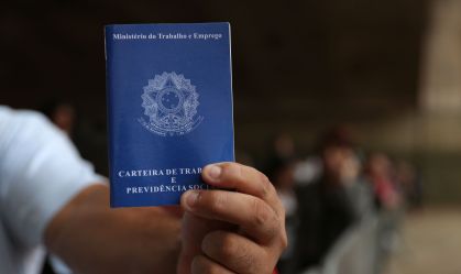 Número de jovens desempregados cai pela metade em 4 anos, mostra pesquisa