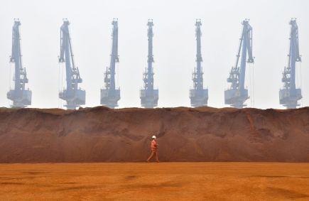 Pilha de minério de ferro em porto em Tianjin, China