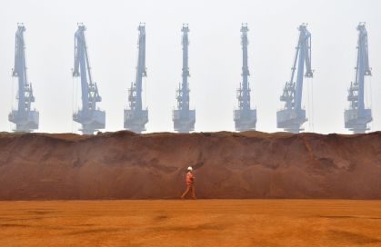 Pilha de minério de ferro em porto em Tianjin, China