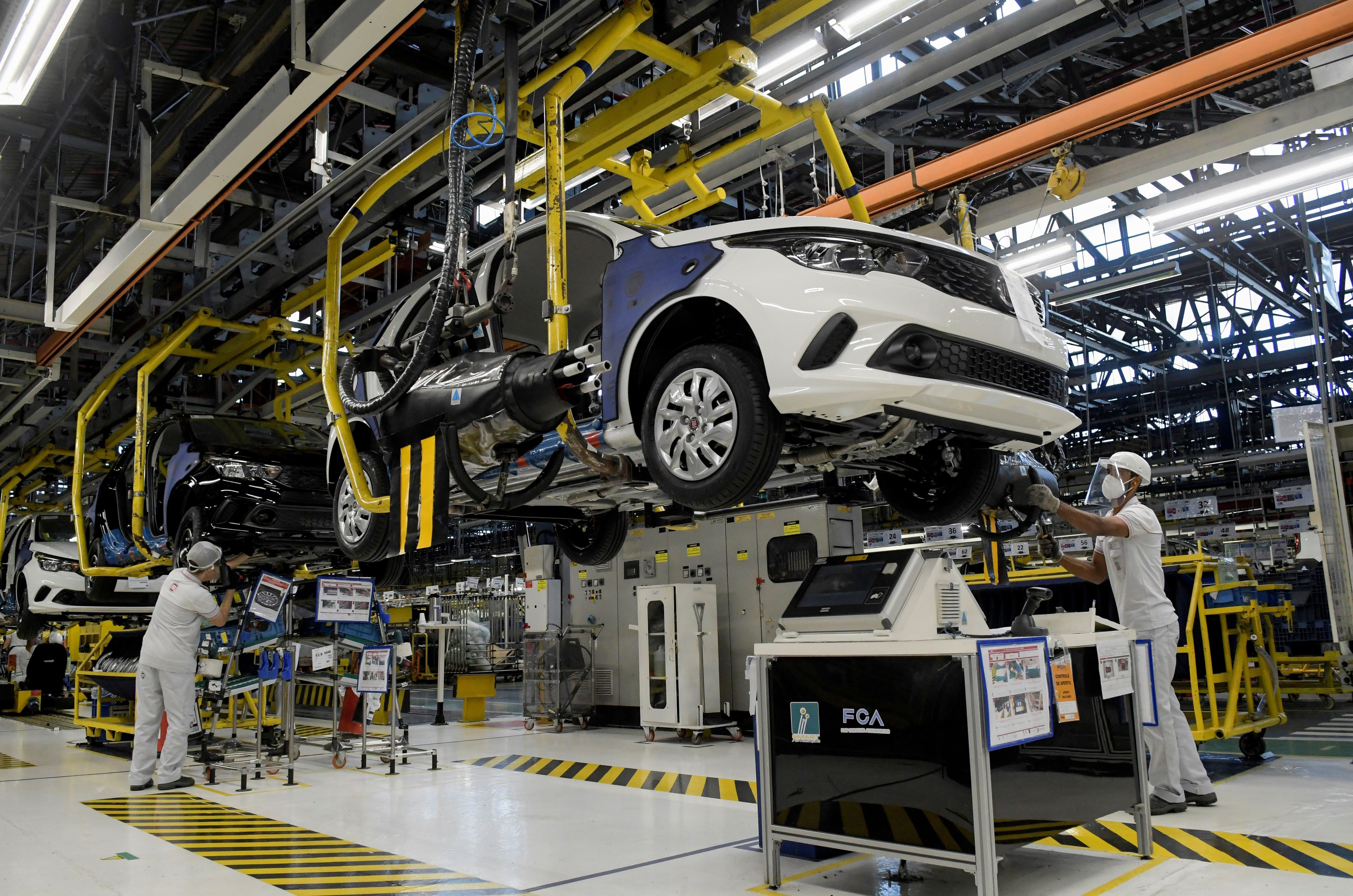 Linha de montagem de automóveis em Betim, Minas Gerais