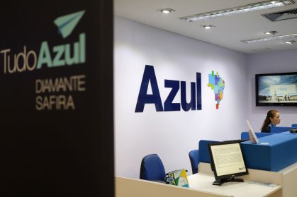 Funcionária em loja da Azul no Aeroporto de Congonhas, em São Paulo