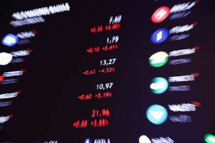 Painel eletrônico mostra cotações de ações na B3, em São Paulo