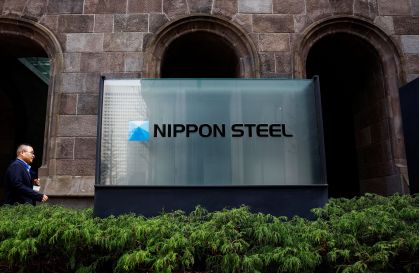 Logotipo da Nippon Steel é exibido na sede da empresa em Tóquio