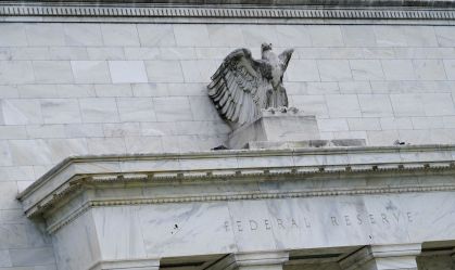Goldman vê cortes nos juros por Fed e BCE e riscos de recessão com tarifas