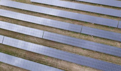 Fusões e aquisições em energia solar crescem 76% em 2024, aponta Greener