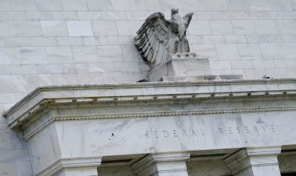 Fed mantém juros nos EUA entre 4,25% e 4,5% ao ano