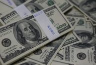 Dólar tem alta à espera de notícias sobre tarifas; bolsa oscila