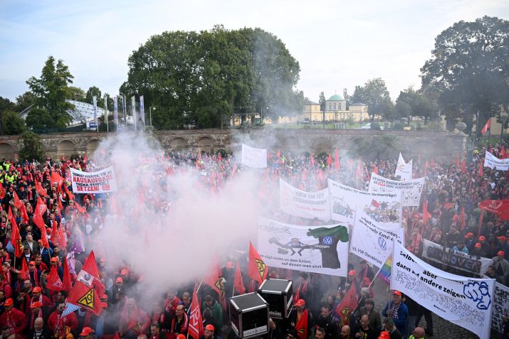 Funcionários da Volkswagen protestam contra fechamento de fábricas em Hanover, na Alemanha • 25/09/2024 REUTERS/Annegret Hilse