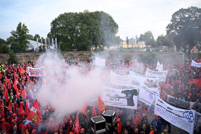 Funcionários da Volkswagen protestam contra fechamento de fábricas em Hanover, na Alemanha • 25/09/2024 REUTERS/Annegret Hilse