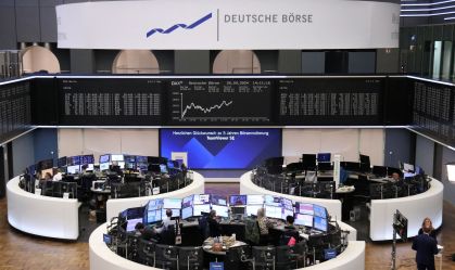 Bolsas da Europa operam em baixa com cautela sobre novas tarifas de Trump