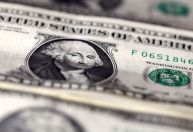 Dólar cai a R$ 5,86 com incerteza sobre tarifas dos EUA; bolsa recua