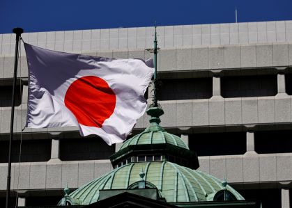 Bandeira do Japão no topo do banco central do Japão