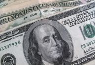 Dólar tem alta com dados e tarifas dos EUA em foco; Ibovespa recua