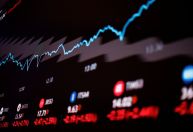 Ibovespa e dólar fecham em alta com tarifas de Trump no radar