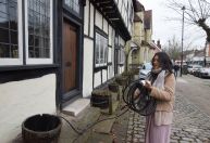 Donos de carros elétricos buscam opções para recarga mais fácil e barata