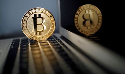 Bitcoin recua, com mercado de olho em vencimento de contratos de opções