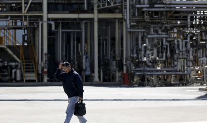 Trabalhador passa por fábrica em zona industrial de Kawasaki, Japão