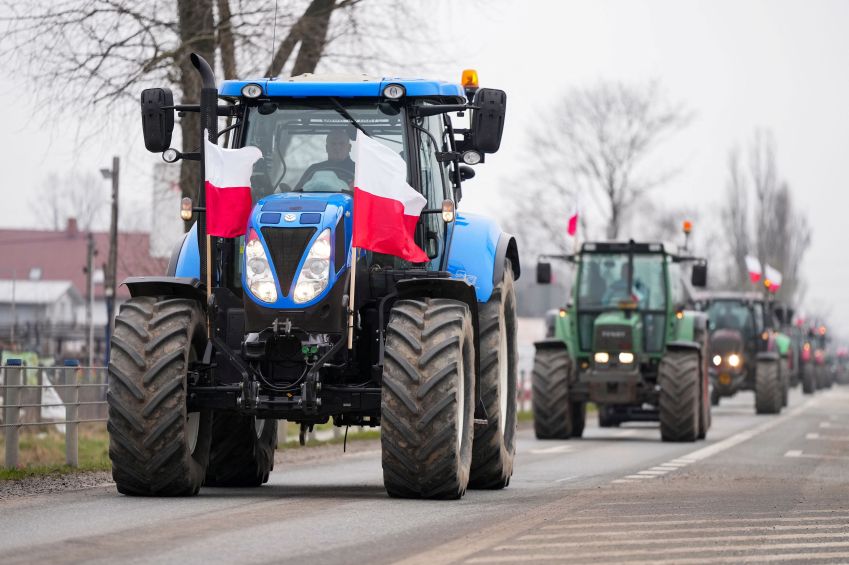 Agricultores poloneses utilizam tratores enquanto protestam contra o Acordo Verde da União Europeia e as importações de produtos agrícolas ucranianos, em Zakret, perto de Varsóvia / 20/03/2024 REUTERS/Aleksandra Szmigiel