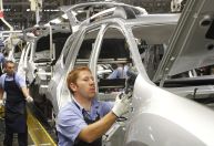 Faturamento da indústria cresce 1,6% em fevereiro, mas salário cai