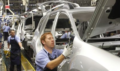 Faturamento da indústria cresce 1,6% em fevereiro, mas salário cai