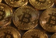 Bitcoin sobe com apetite por risco e expectativa por demanda