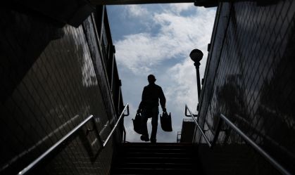 Suspeito é preso após atear fogo e matar mulher no metrô de Nova York