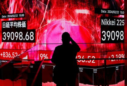 Painel eletrônico mostra cotação do Nikkei em Tóquio