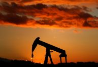 Petróleo sobe após redução de estoques nos EUA acima do esperado