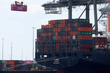 Navio de carga é carregado com contêineres no Porto Elizabeth, Nova Jersey, EUA