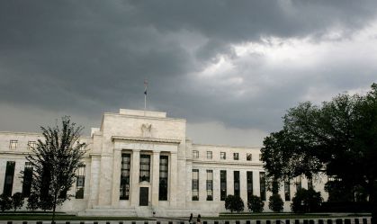 Mercado de trabalho forte dos EUA contribui para confiança do Fed sobre inflação, diz dirigente