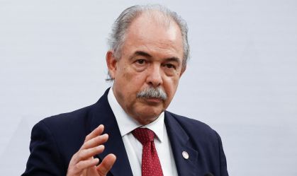 Petrobras ajuda a reduzir o preço de combustível, diz Mercadante