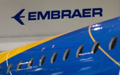 Logotipo da Embraer na sede da empresa em São José dos Campos