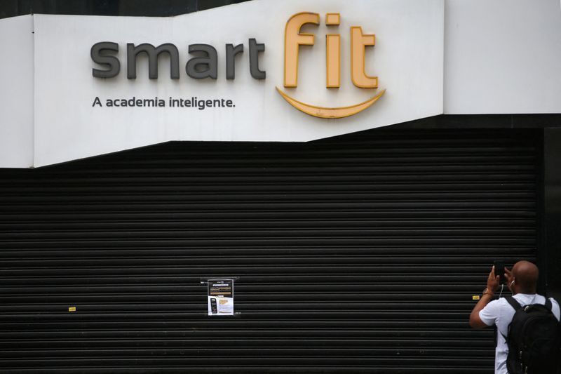 Homem tira foto de fachada de unidade da Smartfit em São Paulo