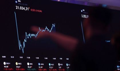 Bolsa renova máxima e fecha acima de 141 mil pontos pela 1ª vez; dólar sobe