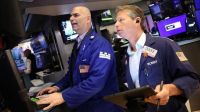 Nasdaq e S&P 500 caem com ações de tecnologia; Dow Jones salta