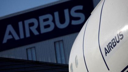 Logo da Airbus em fachada de prédio e na fuselagem de turbina de avião
