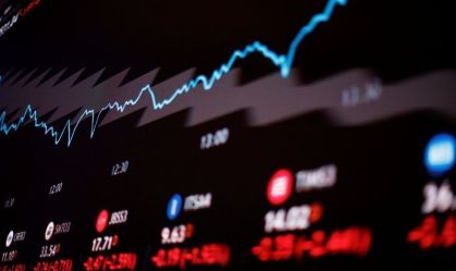 Dólar sobe 1% e volta a R$ 5,50 após novas tarifas de Trump; bolsa cai