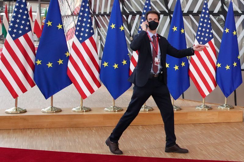 Bandeiras dos Estados Unidos e da União Europeia em Bruxelas