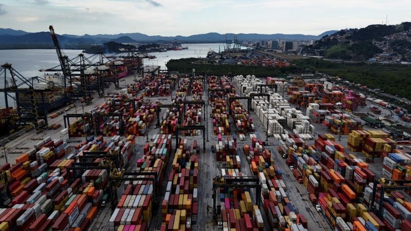 Imagem de drone mostra conteineres no Porto de Santos (SP)