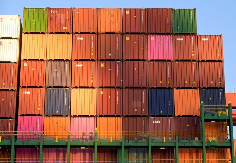 Contêineres em terminal de carga no porto de Hamburgo, na