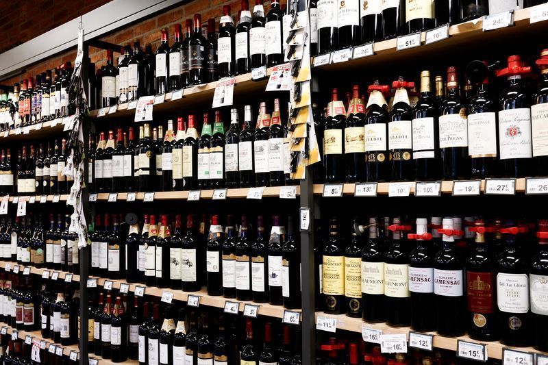 Garrafas de vinho francês são exibidas à venda em um