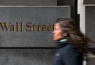 Bolsas de NY fecham mistas, com tensões EUA-China e Fed no radar