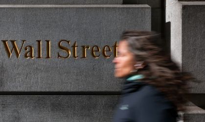 Bolsas de NY fecham mistas, com tensões EUA-China e Fed no radar