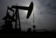 Petróleo fecha em alta com redução de estoques nos EUA