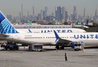 Pilotos da United são atingidos por "chuva de vidro" após colisão com balão